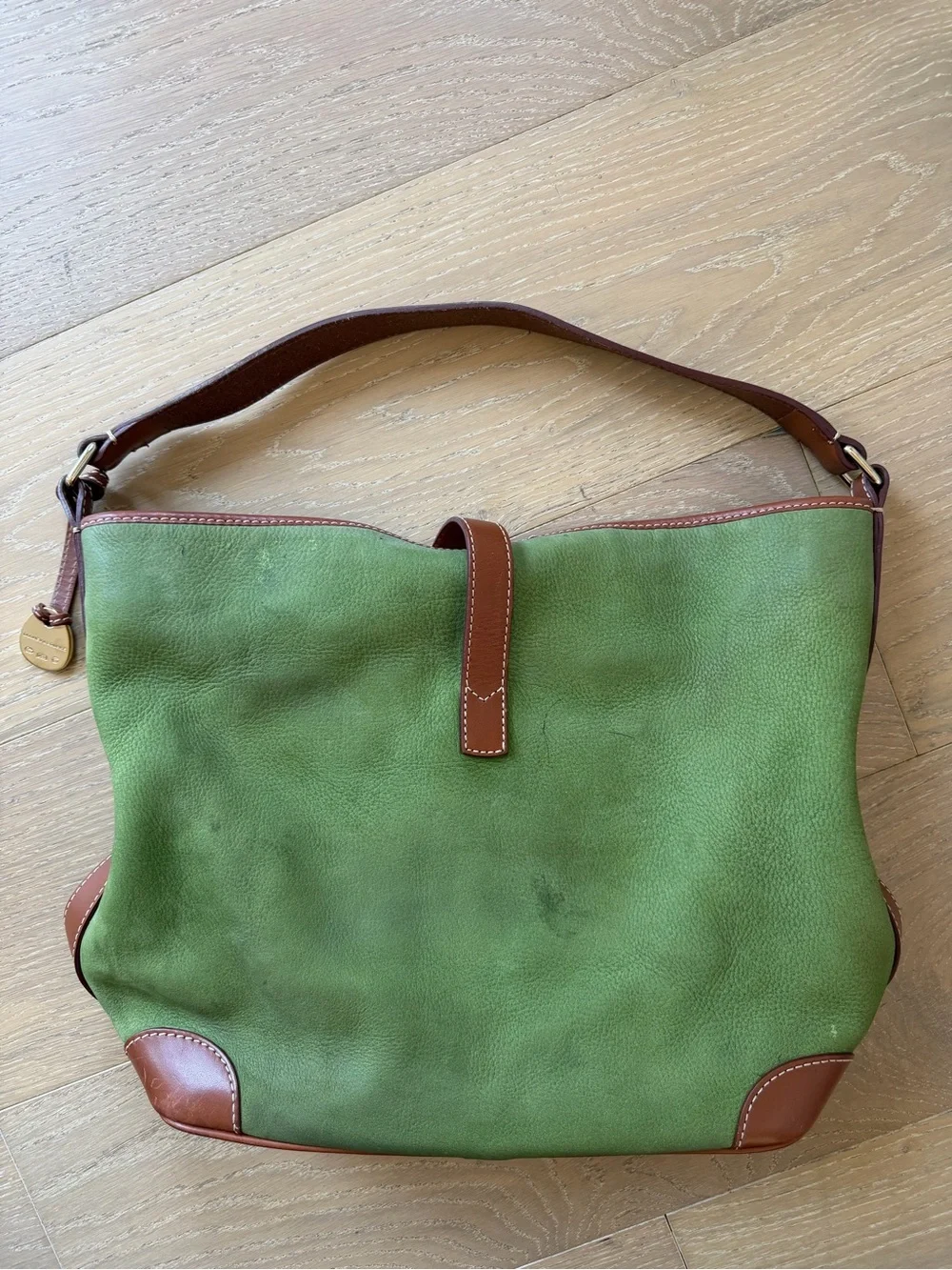 Vintage Dooney & Bourke Green Leather Shoulder Bag w/ Brown Trim and Gold Charm - Picture 6 of 13